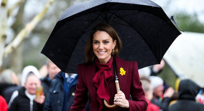 凱特王妃穿舊衣淋成落湯雞還是好優雅！一秒變成孩子王 竟當街玩起這遊戲