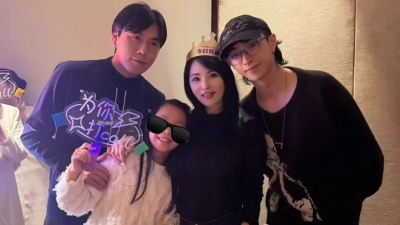 伊能靜58歲了！慶生照還是像少女　秦昊、兒子、女兒同框幫她祝壽