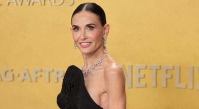 63歲黛咪摩爾不只有防腐臉還超敢露！黑天鵝禮服側身太危險 胸前有亮點