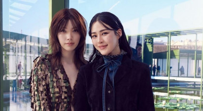 泰國GL人氣CP巴黎放閃！「LingOrm」鄺玲玲、Orm個性寬褲情侶裝帥翻