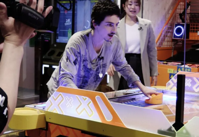 甜茶也瘋WBC！提摩西夏勒梅現身東京巨蛋　台日棒球戰也不放過