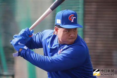 吉力吉撈挨觸身球保送　屁股一扭56萬人笑翻：像被紙屑丟到