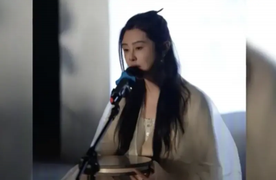 永遠的小倩回來了！王祖賢黑髮白袍辦頌缽會　粉絲狂讚：美呆了