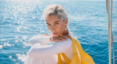 裘德洛女兒背後全空敬業曬包！超狂「漏鬥腰」現形