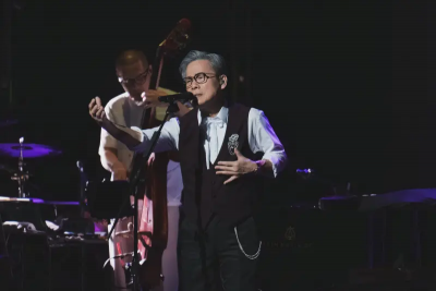 羅大佑72歲開唱在台上求呼吸器外送！激動喊：唱歌是我的基本人權