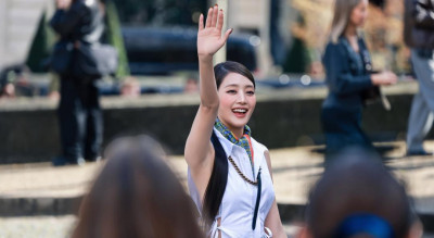 i-dle Minnie小巨蛋嗨唱後直飛巴黎！側身露整片靠細帶固定辣翻MIU MIU