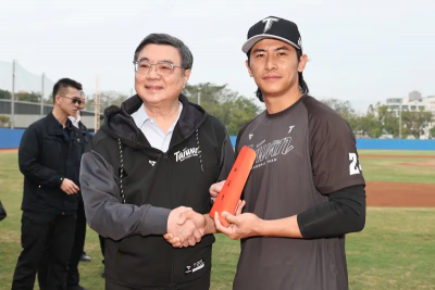 先享受後付款？抓卓榮泰包機事後才匯錢　陳沂酸：你敢說青鳥敢信