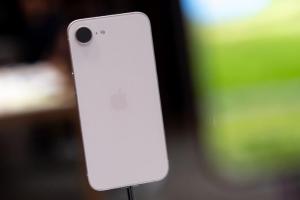 iPhone 17e通路價格鬆動手機降幅逾千元 關鍵零組件成本漲供貨不穩 業者直言恐無3個月後甜蜜價