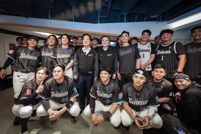 日本包機撤僑載2台人！卓榮泰卻包機看球　Cheap開酸：這招太棒了