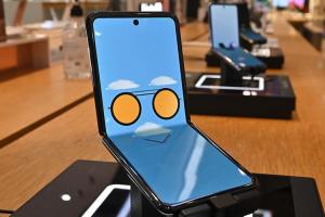 今年摺疊手機邁入「無摺痕」時代！傳 3 大品牌率先實現