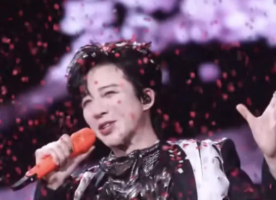 劉宇寧開唱喫一嘴紙！才剛深情下秒「呸呸呸」粉絲笑歪：瞬間破防