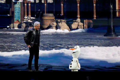 冰雪奇緣「雪寶」現身GTC！與黃仁勳互動　成迪士尼樂園未來