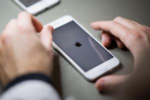 蘋果宣布 2 款經典 iPhone 全面停產！壞了真的沒得修