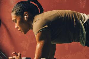 原來AirPods都戴錯了！全球網友吵翻、蘋果官方其實早有解答