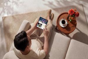 搶先蘋果、三星！首款「無感摺痕」摺疊手機登場　台灣確定會賣