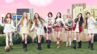 aespa師妹團機場遭擠爆！保全策略大轉變　拉手築人牆護送超可愛