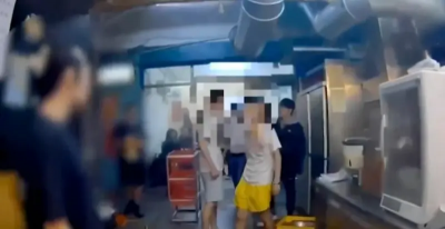 華西街炒牛肉排隊爆糾紛！不滿未禮讓機車　8人肢體衝突畫面曝光