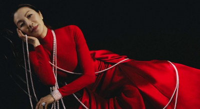 楊紫瓊全身披珍珠隨便一躺都是貴婦氣勢！肌膚緊到發光 報出年齡沒人相信