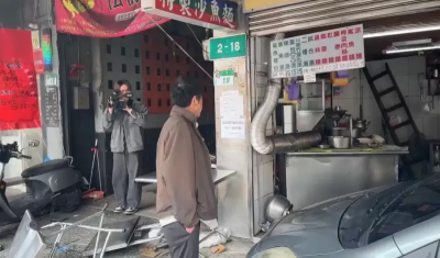 信義區轎車衝撞進40年老店　2店員遭壓住受困受傷急送醫