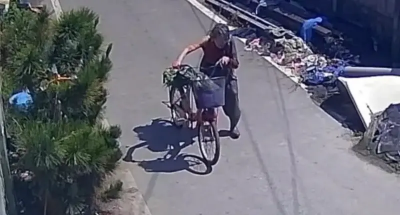 驚恐脫逃畫面曝！彰化7旬嬤突遭3犬攻擊　上衣被撕碎、縫200針