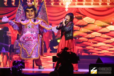 王彩樺撞臉三星堆青銅面具？鑽石舞台開唱認了做醫美：剛打完肉毒