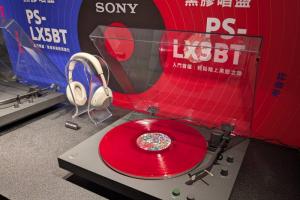 Sony 睽違 7 年推出黑膠唱盤！支援藍牙、一鍵播放　新手輕鬆入坑