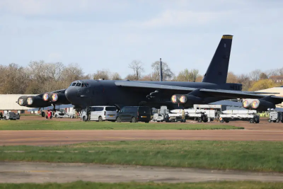 忙支援中東！美軍B-52轟炸機驚傳發「緊急訊號」降落英國基地