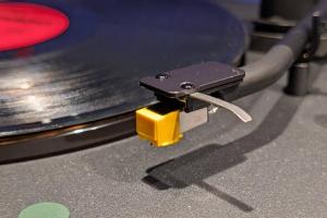 沒唱盤也要買！黑膠唱片 2 大獨特魅力成超夯收藏　好聽又好看