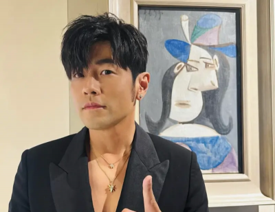 周傑倫凌晨不睡坐等專輯評語！春風大讚周董在MV裡是歐洲版林正英