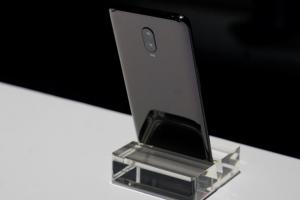 才剛否認沒要退出手機市場！執行長突離職、這家品牌證實了