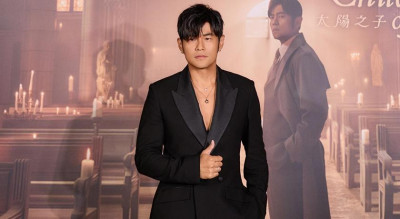 周傑倫《太陽之子》全球首播！DIOR深V西裝、幸運星項鍊造型行頭全被起底