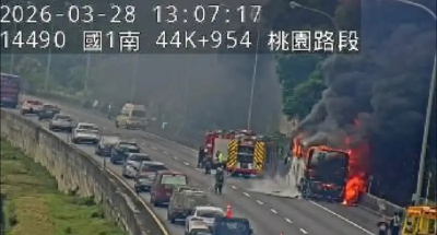 快訊／國1桃園路段遊覽車燃燒成火球、嚴重回堵　25人緊急逃生