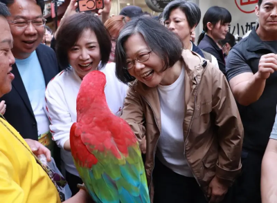 電力滿格！蔡英文突襲豐原廟東夜市　竟被她一舉動嚇到撫心口