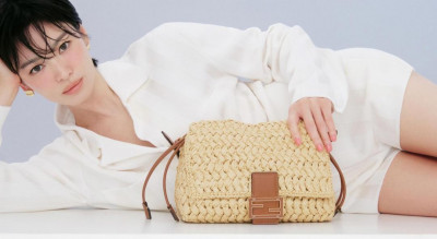 宋慧喬曬傷帶貨斜躺露蜜腿！女神出手FENDI編織包又賣翻