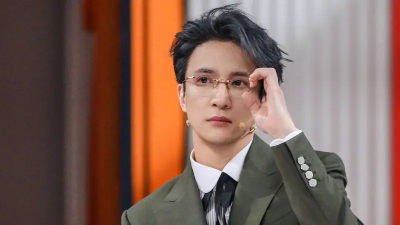 薛之謙演唱會失控下跪道歉！暴雨毀舞台　宣布全額退費還包機酒