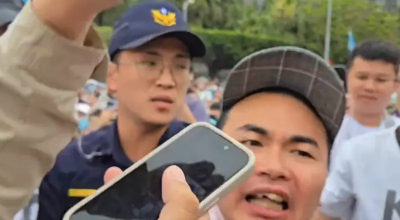 假扮小草上凱道！喫屎哥帶雞蛋喊「柯文哲貪污」遭警架離下場曝光