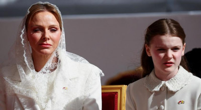 摩納哥王妃攜小公主穿「白色母女裝」好優雅！絕美造型竟藏這個神祕特權