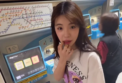 李多慧搭捷運1舉動超ㄎㄧㄤ！不抓扶手東倒西歪嘆：當台北人好難