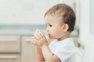 睡前喝牛奶長不高？營養師破迷思