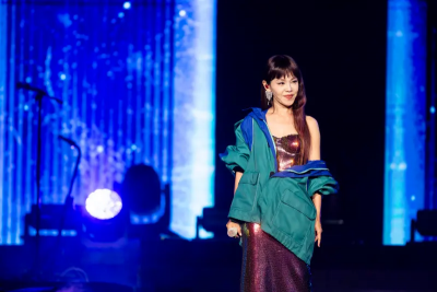 彭佳慧開唱被台下大喊脫掉！她竟然直接解外套：這樣比較好聊天