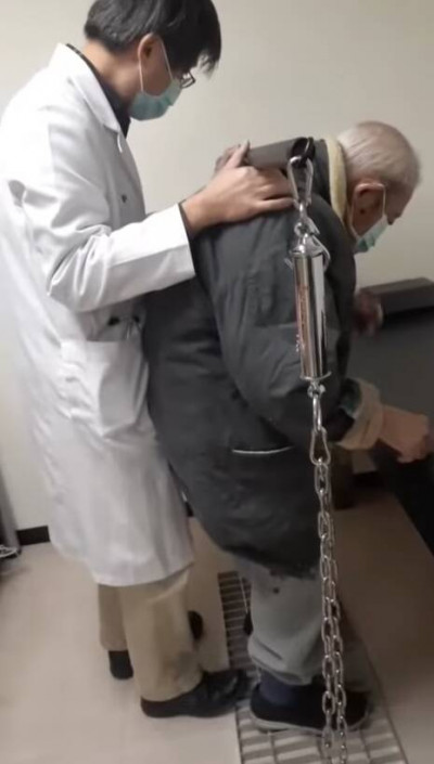 一場肺炎體能歸零！ 90歲阿公靠「五金行神器」練重訓 50秒上3樓