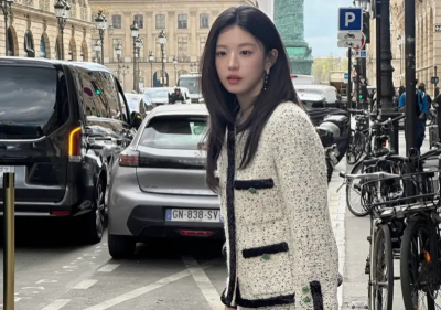 高允貞才因時裝周圍毛毯遭批不專業！香奈兒不顧爭議　送餐車力挺