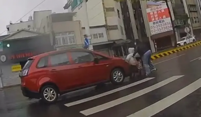 斑馬線也不讓！女子推輪椅長輩過馬路　遭紅車直撞畫面曝光