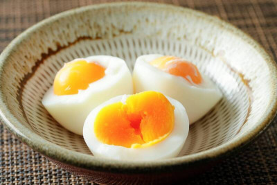 水煮蛋乾到吞不下！ 專家教1招 蛋黃綿密又滑順