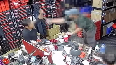 不爽賠修車費！男子重返公司砍傷前同事　勇老闆奪斧救人