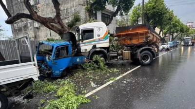 南投砂石車打滑失控連撞6車！力道猛烈撞斷路樹、56歲婦骨折送醫