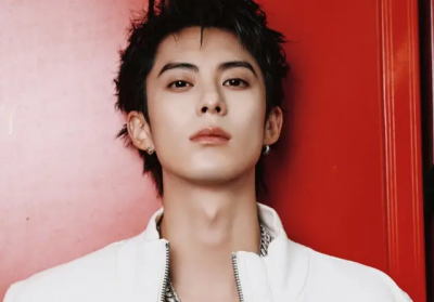 王鶴棣遭私生近距跟拍！爆氣打掉手機保鑣急攔下　粉絲：正當防衛