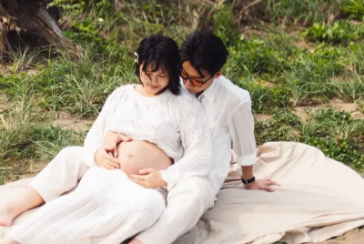 黃沐妍產前倒數1個月！挺孕肚牽老公拍海邊寫真　真實身材全曝光