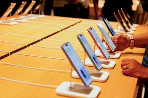 網傳美伊戰爭害 iPhone 17 全台缺貨、漲價！業者證實：降價法則已失效