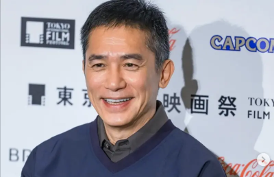 梁朝偉比手指、臉頰愛心一臉茫然　影迷笑瘋：像走失老人在求救